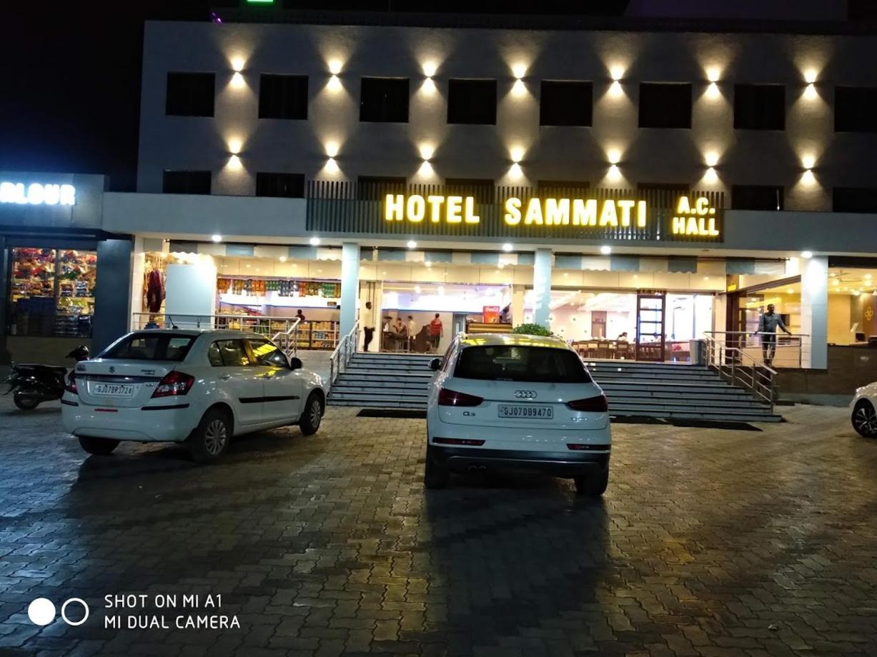 Hotel Sammati Kheda Esterno foto